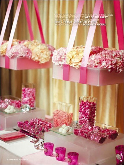 bacs de fleurs roses suspendus pour decoration originale candybar ou centre de table